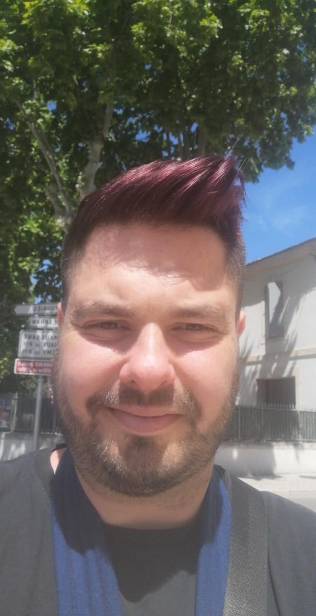 Linus - Gay club à Masein Profil de Linus, 23 ans, Gay club à Masein (Grisons)