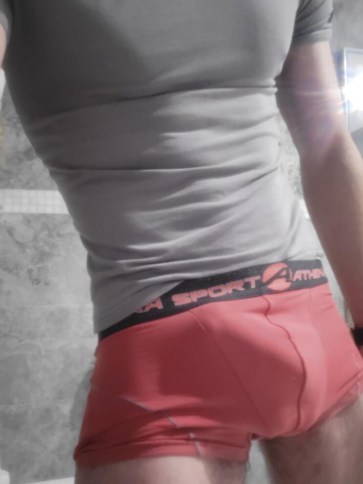 Renas - Gay club à Châtelaine Profil de Renas, 30 ans, Gay club à Châtelaine (Genève)