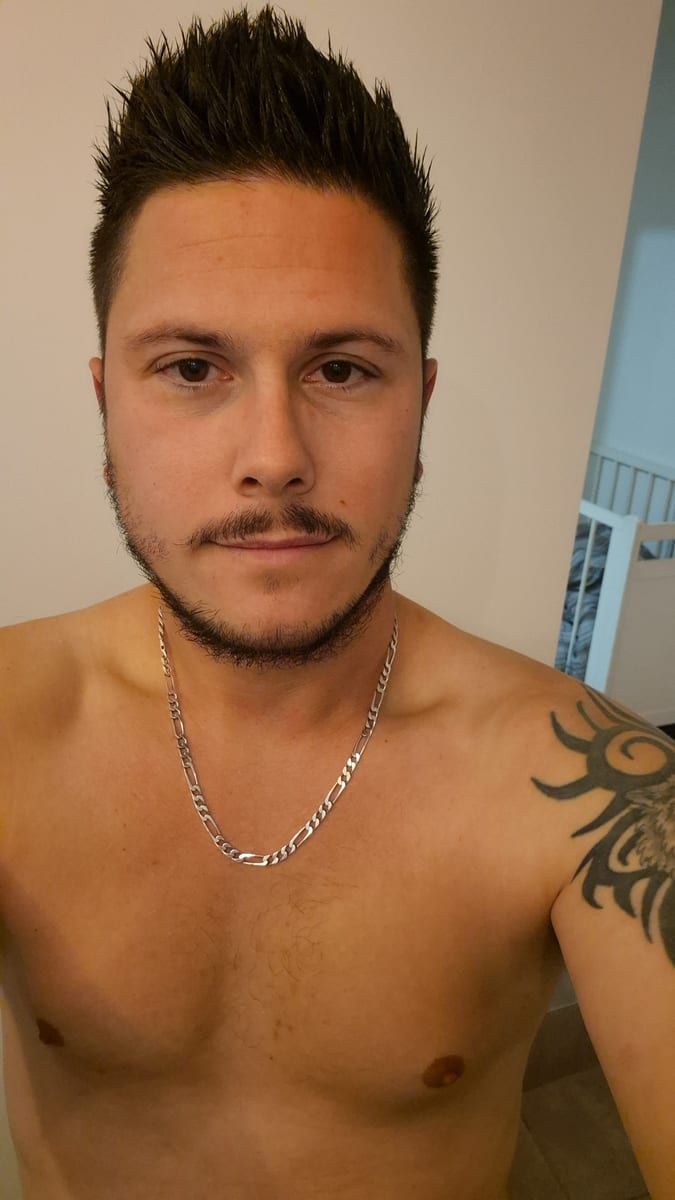 Youcef - Gay club à Wolhusen Profil de Youcef, 29 ans, Gay club à Wolhusen (Lucerne)